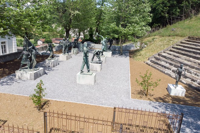Spomeniki iz Brda postavljeni v parku v Pivki
