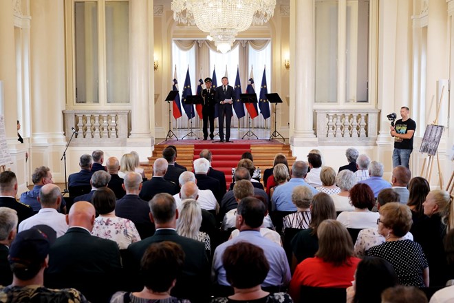 Pahor v predsedniški palači sprejel svojce padlih in vseh ranjenih v vojni za Slovenijo
