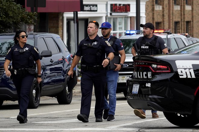Napadalec v Illinoisu na praznični paradi streljal in ubil najmanj šest oseb