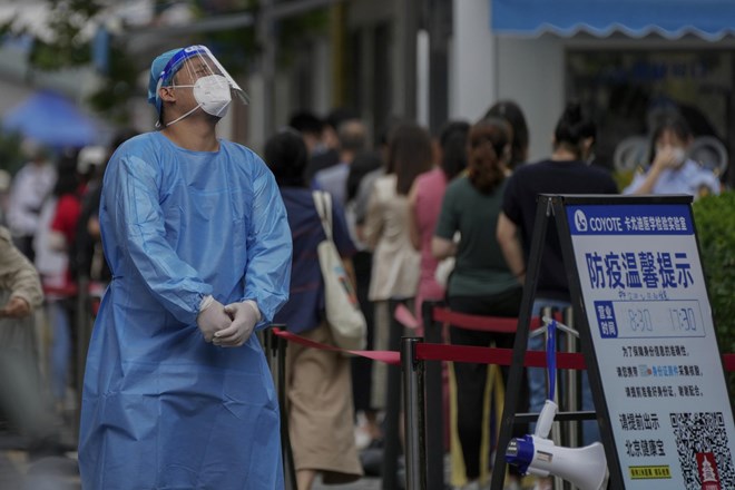 Kitajsko mesto Xian v ponovno zaprtje zaradi izbruha okužb s covidom-19