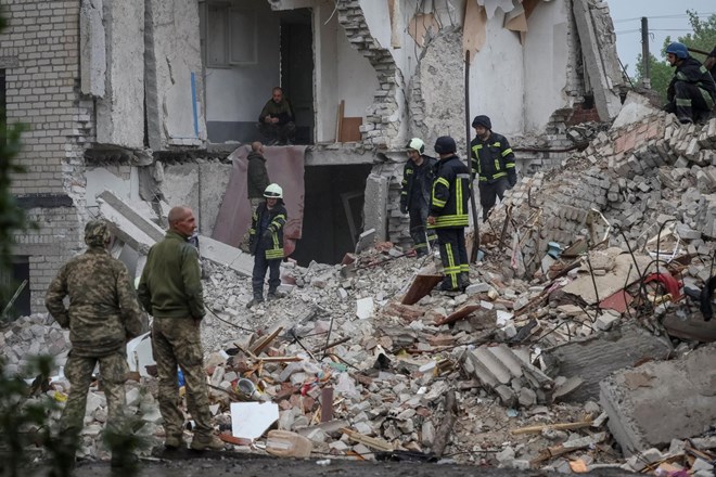 V porušenju stanovanjske stavbe na vzhodu Ukrajine najmanj 18 mrtvih