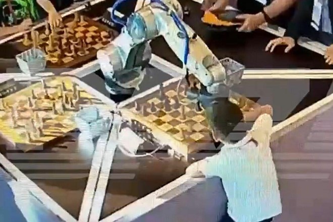 #video Robot med partijo šaha otroku zlomil prst