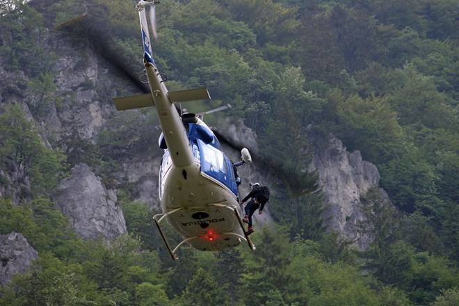 Policijski helikopter v slabem vremenu dvakrat posredoval v gorah