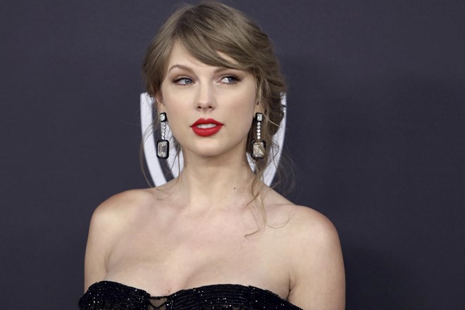 Taylor Swift pod plazom kritik
zaradi pogoste uporabe letala