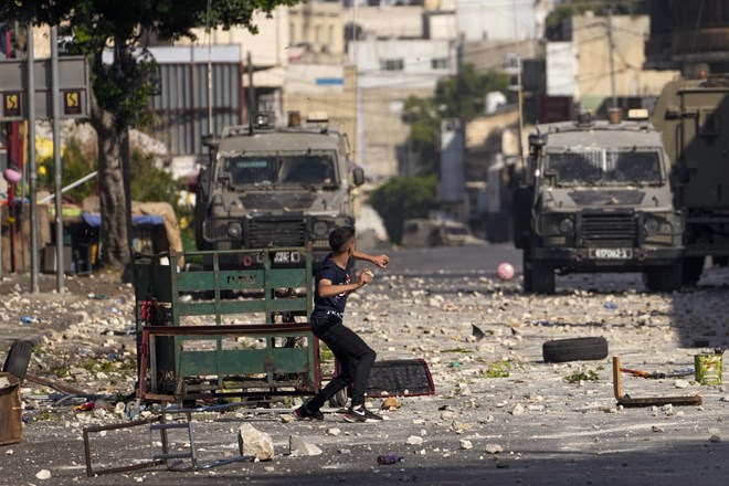 V izraelski raciji v mestu Nablus na Zahodnem bregu ubiti trije Palestinci