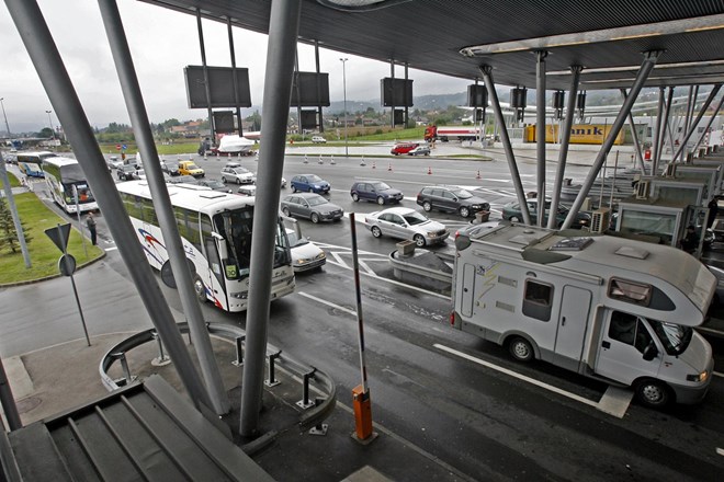 Cestni alarm: gneča na mejnih prehodih, za vstop v državo se čaka do dve uri