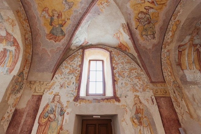 V Šmarju pri Jelšah odkrili zelo stare freske