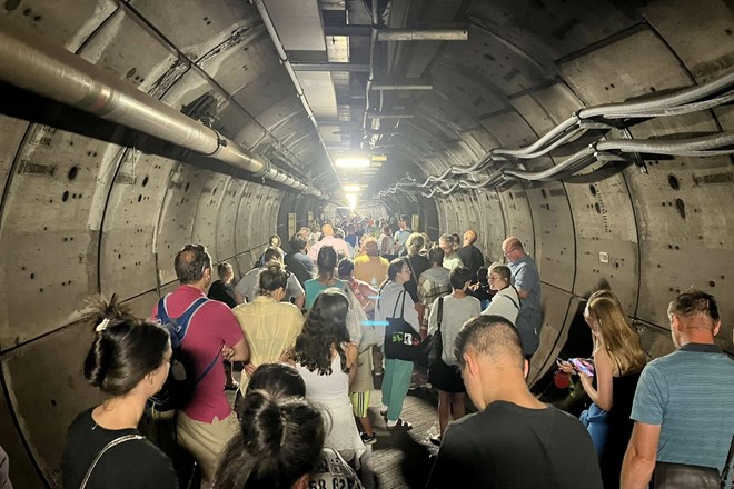 #video Potniki pet ur ujeti v tunelu pod Rokavskim prelivom