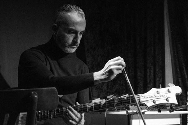 Tony Elieh, Improvizator in bas kitarist: Glasbenik med Bejrutom in Berlinom