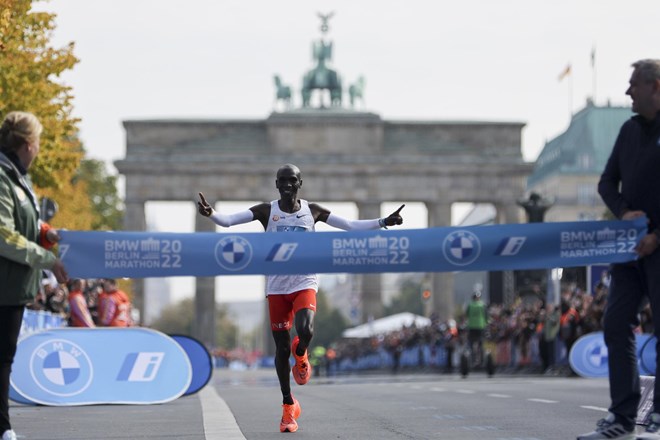 #video Eliud Kipchoge v Berlinu še enkrat izboljšal svetovni rekord