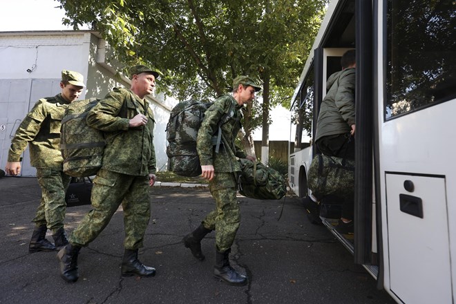 Rusija priznala napake pri mobilizaciji, odločitve o zaprtju meje še ni