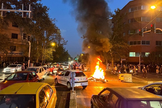 V Iranu se protesti nadaljujejo, hekerski napad na televiziji