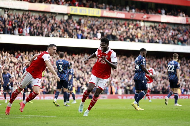 Arsenal z visoko zmago ponovno na čelu domačega prvenstva