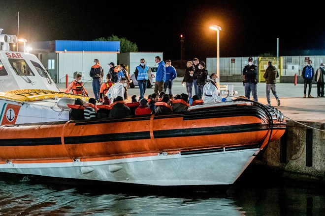 Italija zagovarja prepoved izkrcanja migrantov