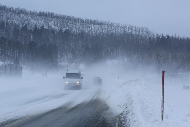 Na Primorskem omejitve v prometu zaradi burje, do konca tedna snežne padavine do nižin
