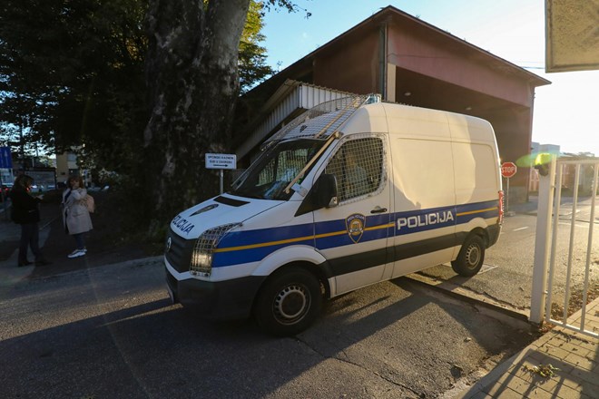 Hrvaška policija z obsežno akcijo išče voznika, ki je v Splitu trčil v policista