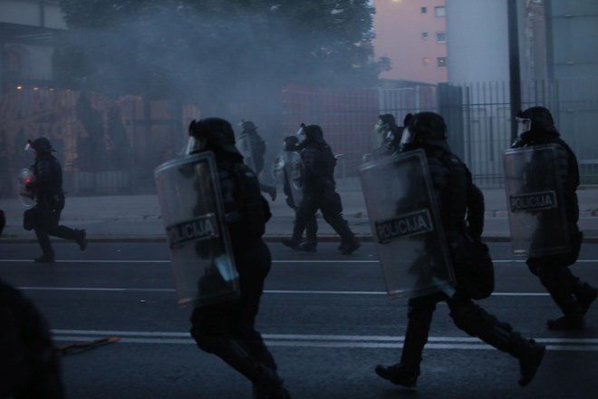 Poročilo MNZ o protestih: Neupravičeno aretirali in zaplinjali