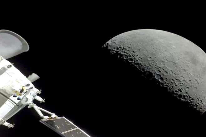 Nasina vesoljska ladja Orion obkrožila Luno in se vrača na Zemljo