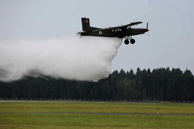 Vlada prižgala zeleno luč nakupu letal za gašenje iz zraka