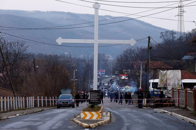 Kosovo in Srbija: Mostovi miru in norčevanja