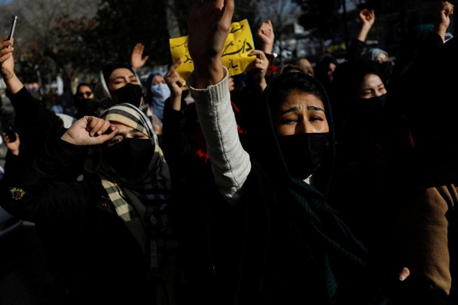 Talibani nadaljujejo z omejevanjem pravic ženskam