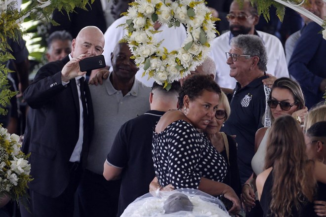 Infantino zgrožen zaradi kritik selfieja na Pelejevem pogrebu