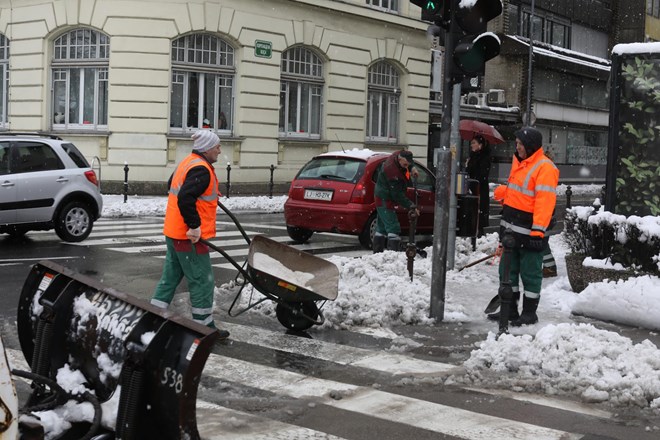 Sneg tudi danes pobelil del države, Janković z delom zimske službe zadovoljen
