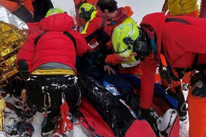 #foto Gorski reševanji: turnega smučarja odnesel plaz, obnemogla planinca rešili s pomočjo domačinov