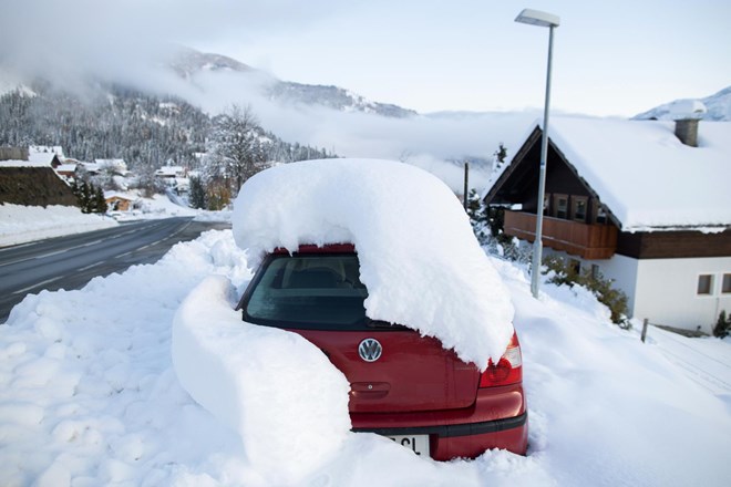 Na avstrijskem Koroškem zaradi snega težave v prometu in oskrbi z elektriko
