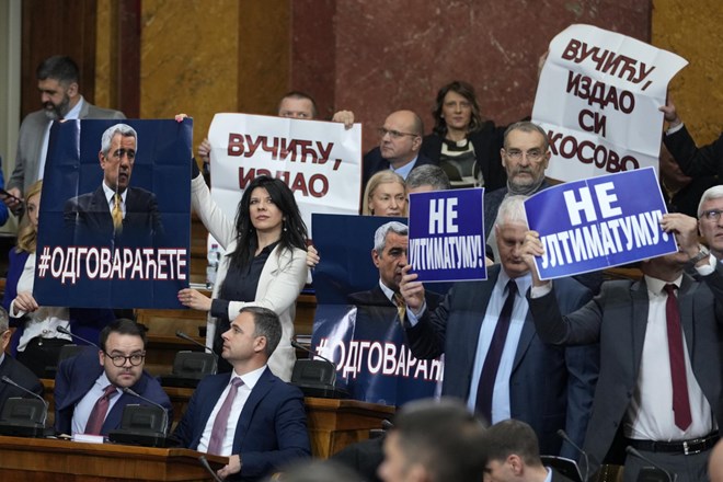 Zaradi Kosova nacionalisti nad Vučića