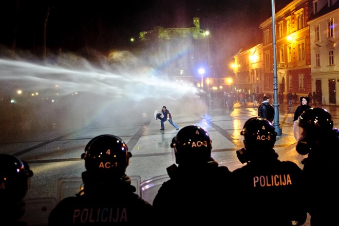 Protesti: 13 policistov osumljenih storitve kaznivih dejanj