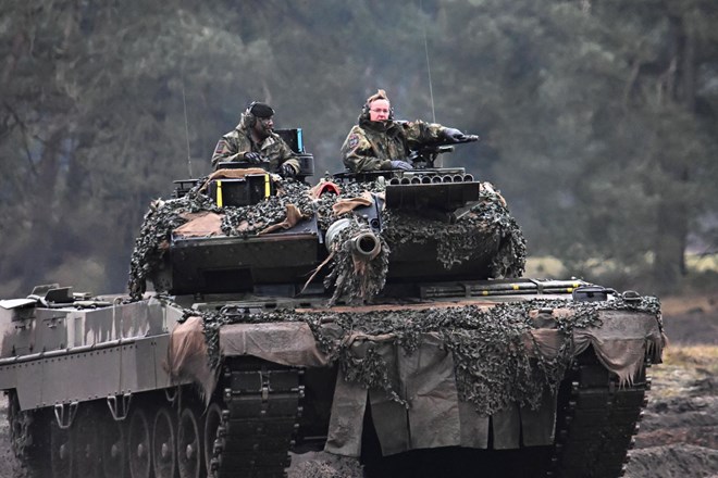 Nemški obrambni minister na nenapovedanem obisku v Kijevu obljubil dodatne tanke