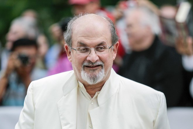 Salman Rushdie v prvem intervjuju po napadu izrazil hvaležnost, da je preživel
