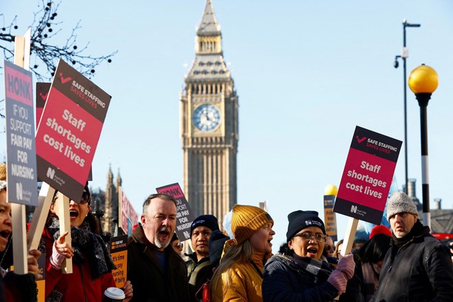 Velika Britanija: Stavkovni februar se je nadaljeval v javnem zdravstvu