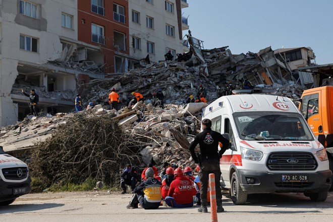 Po potresu v Turčiji izpod ruševin potegnili še tri preživele