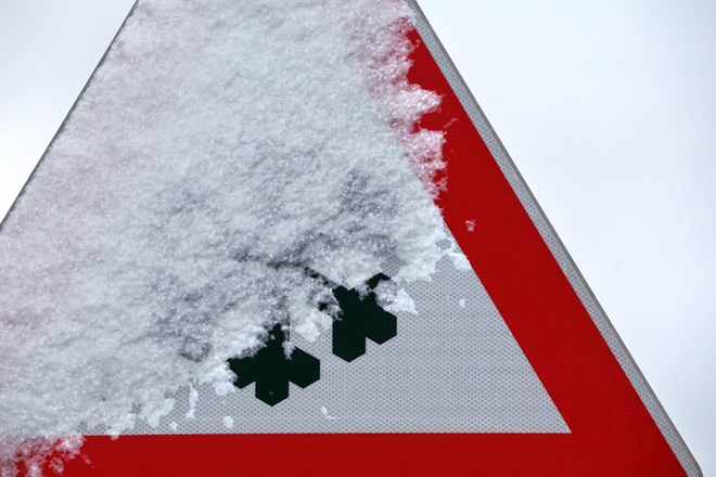 Slovenijo pobelil sneg, na Primorskem močna burja