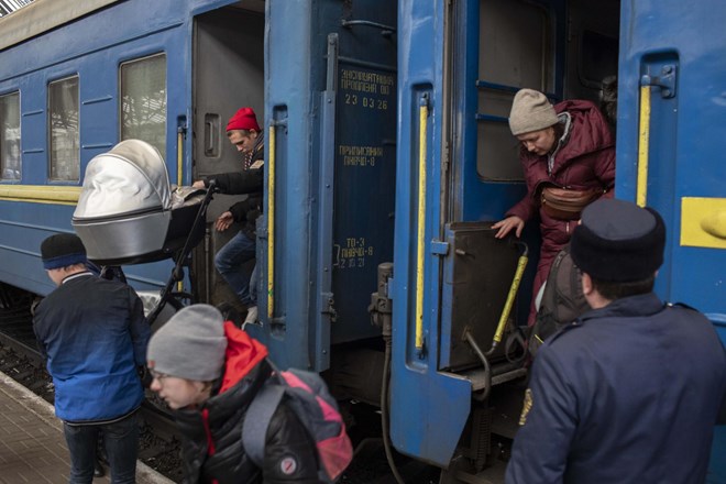 Ukrajinski begunci: Stare izkaznice bodo potekle, novih še ni
