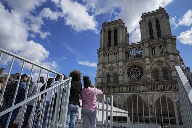 Požar razkril železno skrivnost pariške Notre-Dame