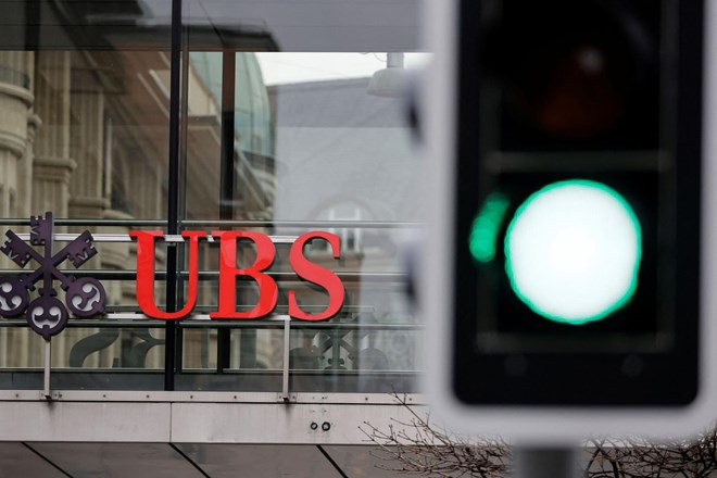 UBS naj bi za dve milijardi dolarjev kupila Credit Suisse