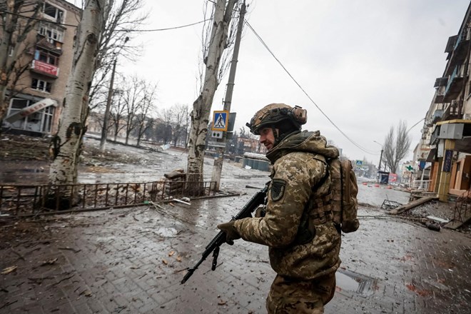 Ukrajinski poveljnik napovedal protinapad v bitki za Bahmut