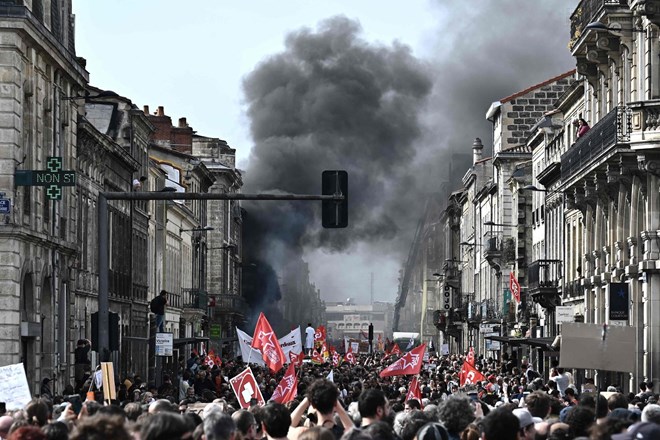 #video Protesti v Franciji: požar mestne hiše, aretacije izgrednikov in policija s solzivcem