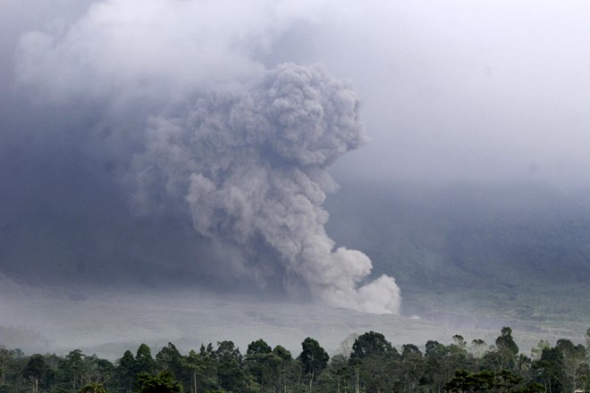 Indonezijski vulkan Anak Krakatau že drugi dan bruha pepel