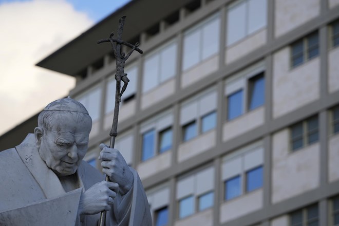 Papeža zadržali v bolnišnici