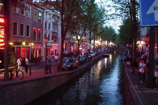 Županja Amsterdama razburja z načrti za preselitev znamenite rdeče četrti