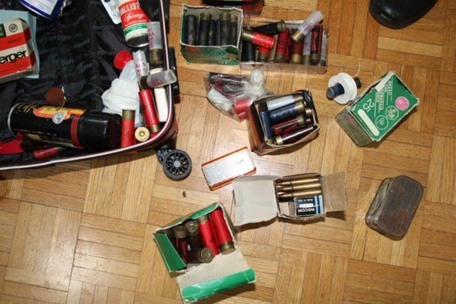 Pri osumljencu nasilja v družini policisti našli več nabojev, smodnik in pirotehnične izdelke