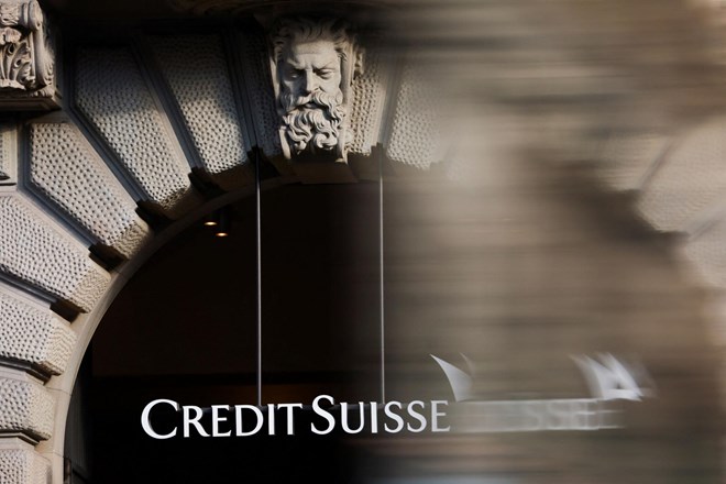 Komitenti pred napovedanim prevzemom z računov Credit Suisse dvignili več kot 61 milijard frankov