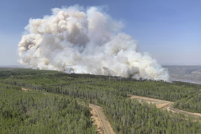 V Kanadi zaradi gozdnih požarov evakuirali več kot 30.000 ljudi