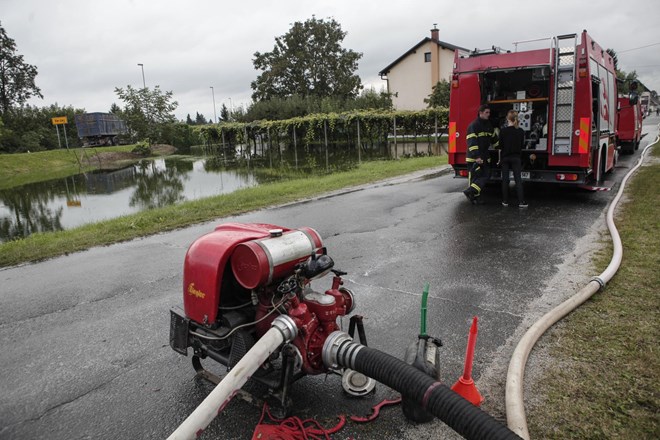 Zaradi posledic deževja na več lokacijah pomagajo gasilci, ponekod izpadi elektrike
