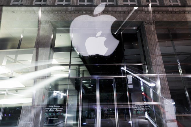 Francija preiskuje Apple zaradi omejevanja popravil pametnih telefonov