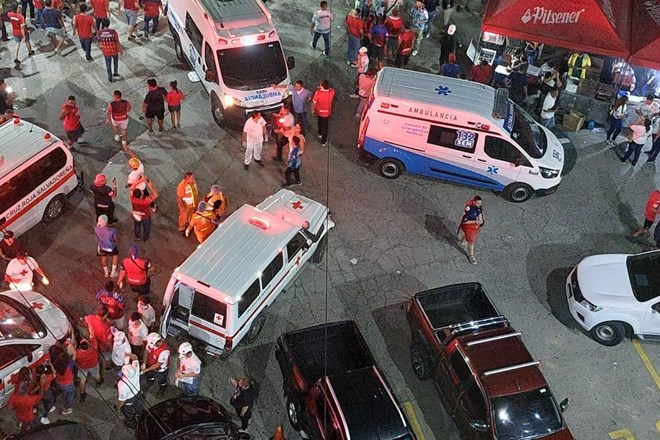 V stampedu na nogometnem stadionu v Salvadorju umrlo 12 ljudi